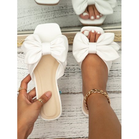 Sandalias tipo chanclas con decoración de lazo para el Día de San Valentín