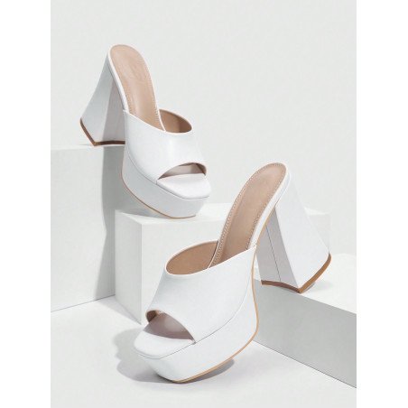 Sandalias descalzadas  de tacón alto  blancas