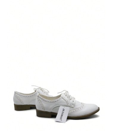 Cómodo mocasín con cordones...